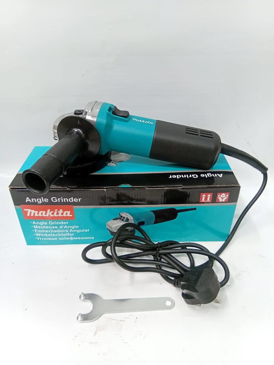 040ffa36-49f9-4aa3-bbb3-7a4fd38f8cf9.jpg Makita 4.5" angle grinder - Image 1